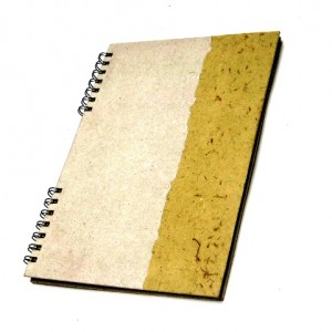 Caderno universitário branco e amarelo
