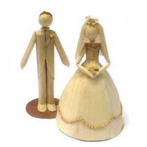 Casal de noivos de palha de milho