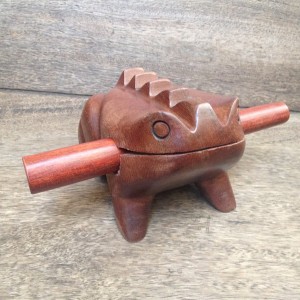 Sapo cantor de madeira G – AM